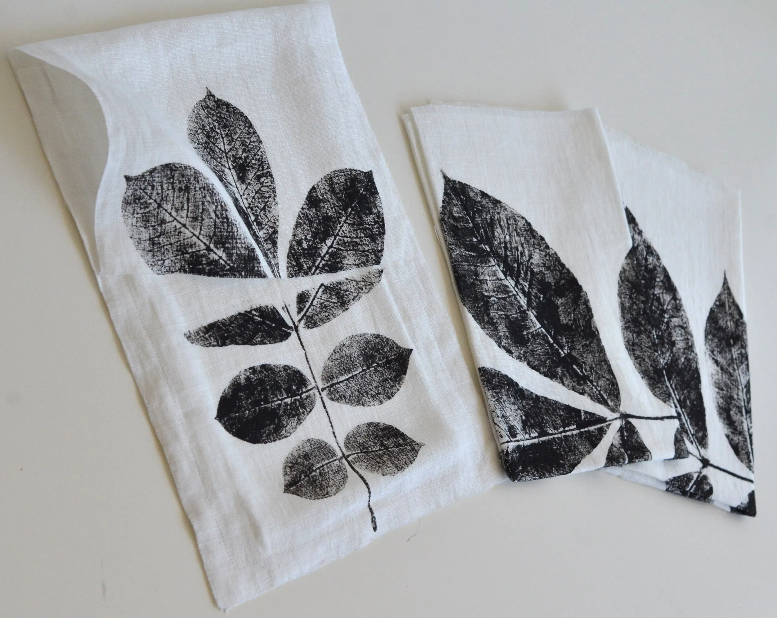 Hickory Leaf Linen Tea Towel in White (Set of 2 w/bag)