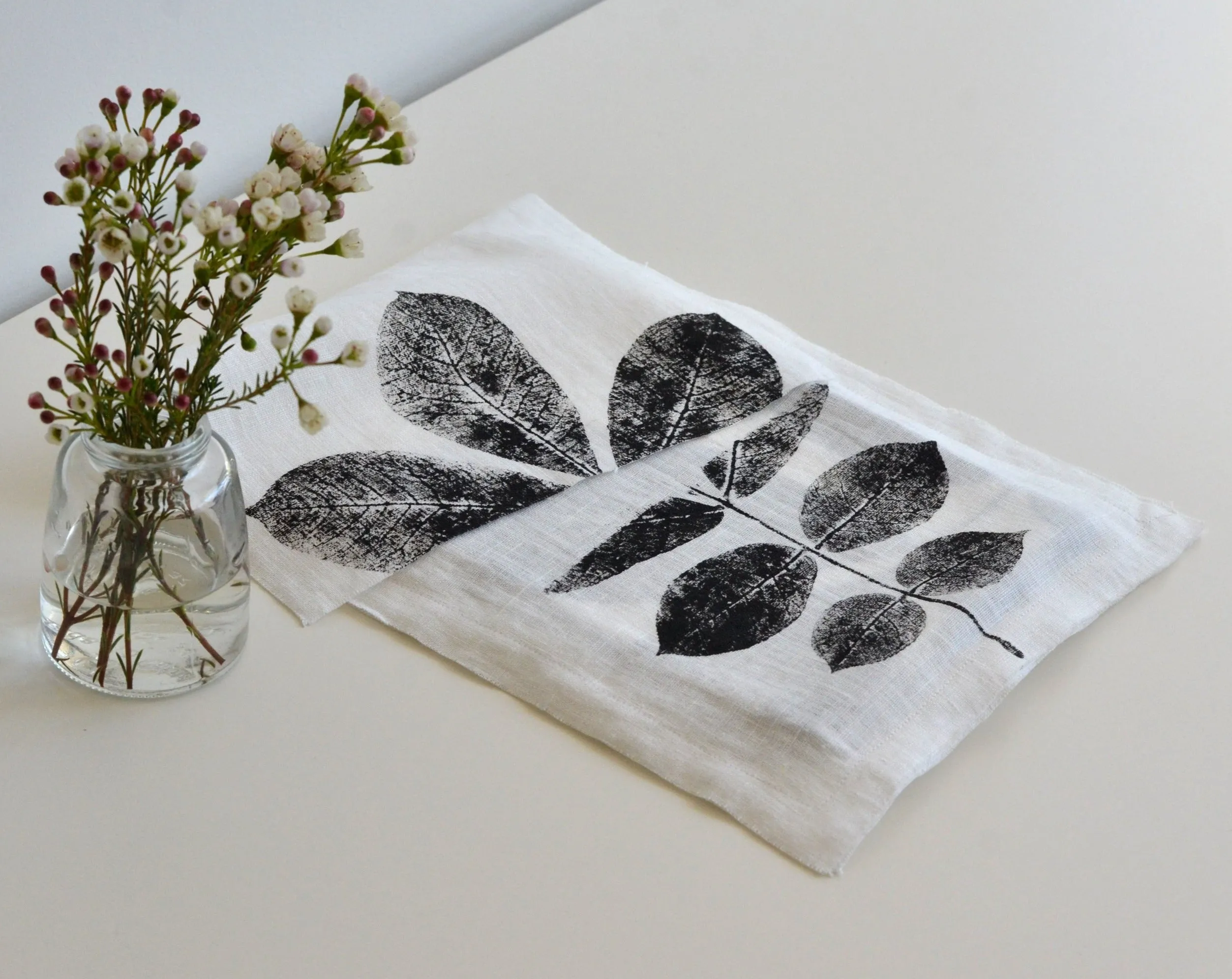 Hickory Leaf Linen Tea Towel in White (Set of 2 w/bag)