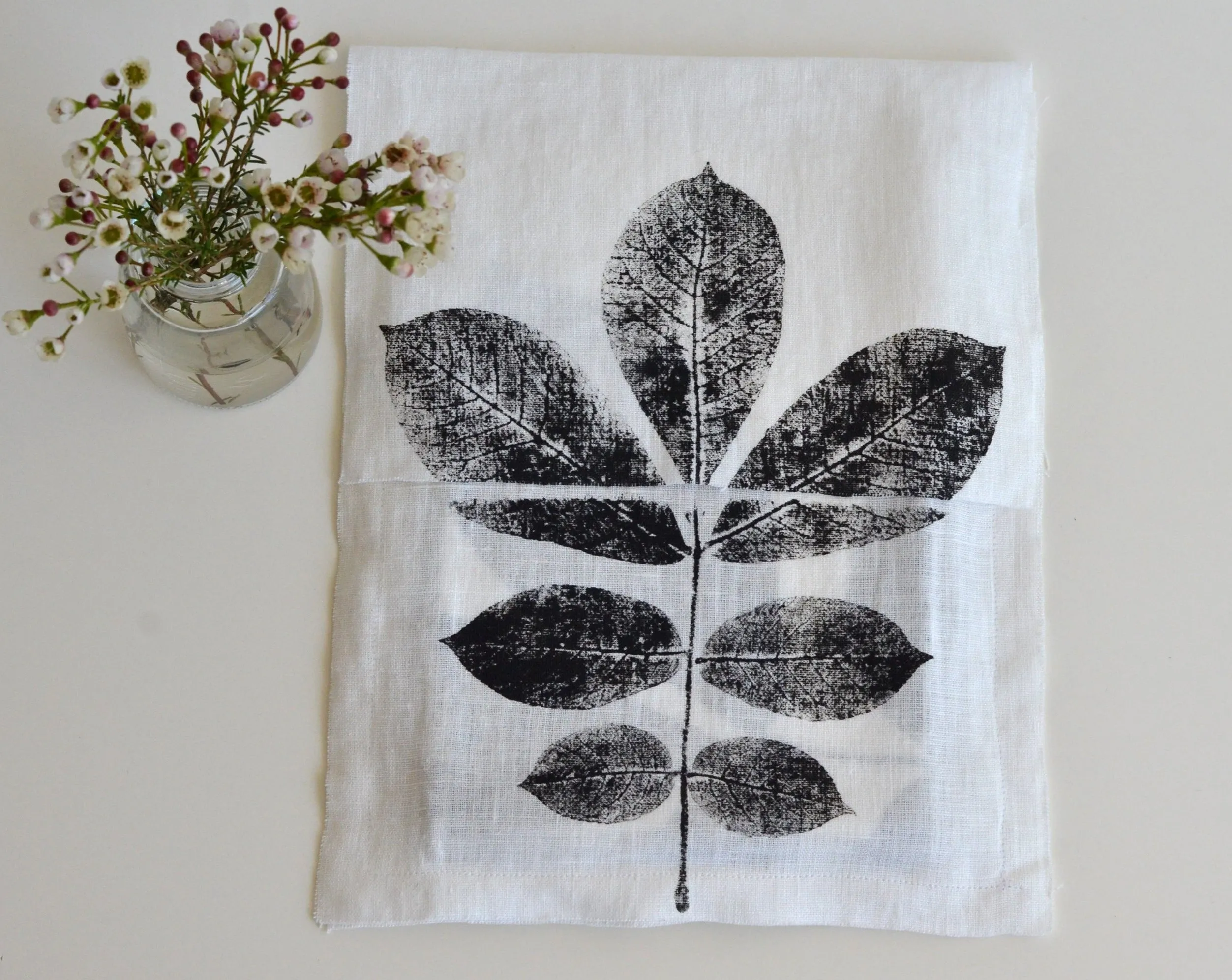 Hickory Leaf Linen Tea Towel in White (Set of 2 w/bag)