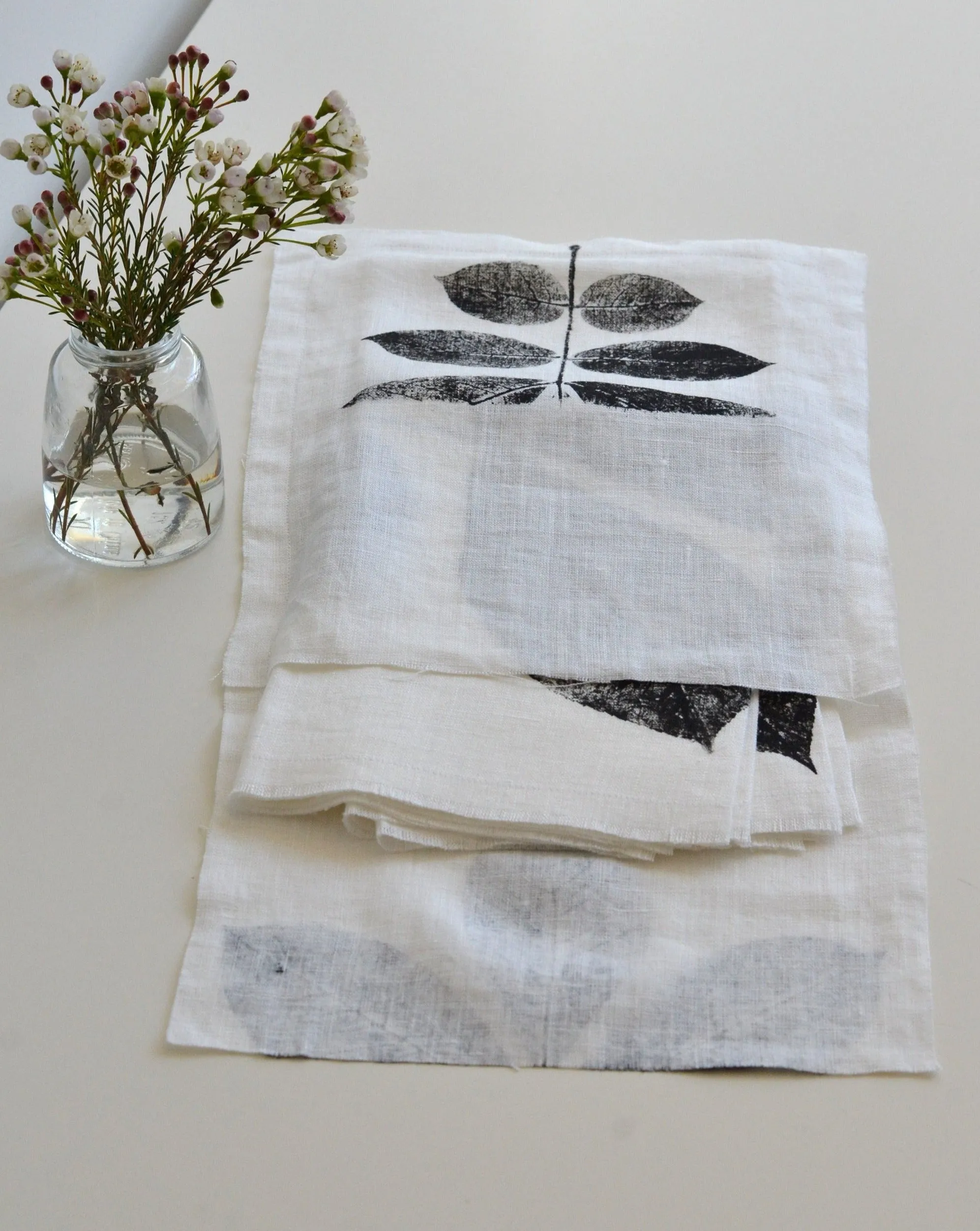 Hickory Leaf Linen Tea Towel in White (Set of 2 w/bag)