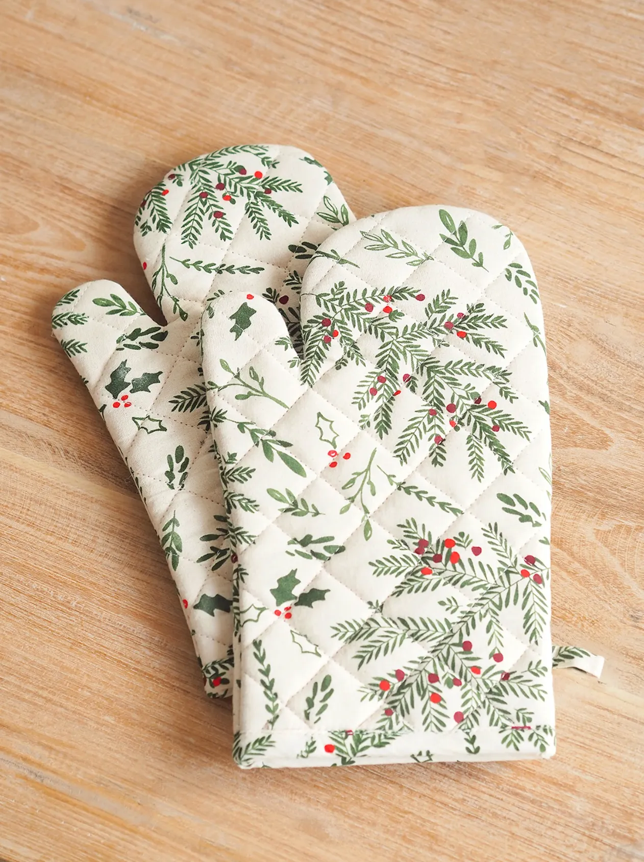 Holly Oven Mitt Set