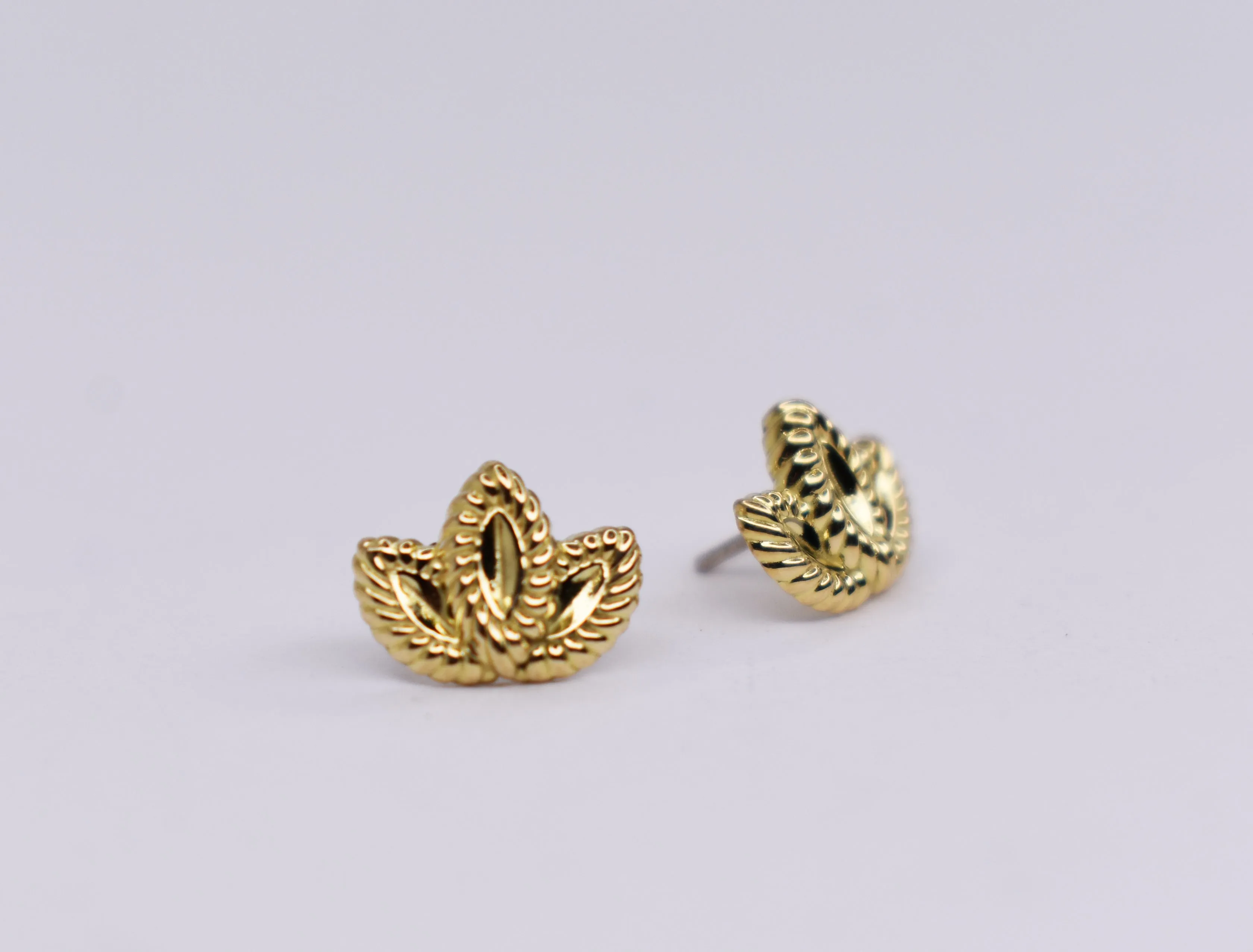 Threadless end 18Kt yellow gold petit leaf